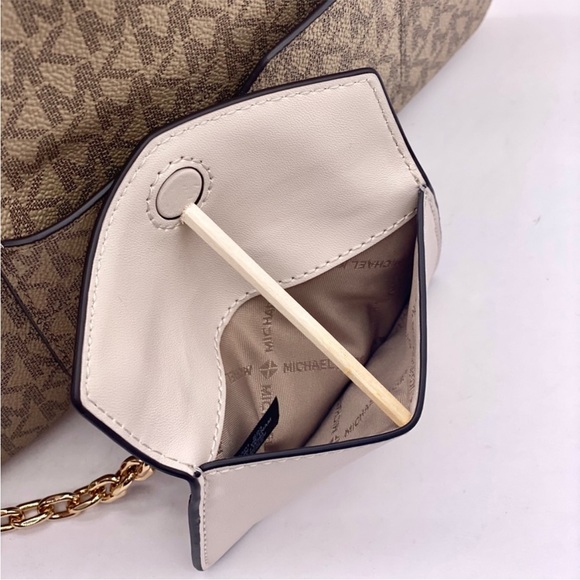 MICHAEL KORS JET SET TRAVEL LG 2 in 1
WRISTLET AND CARD CASE - Picture 10 of 13